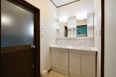 脱衣室の様子。洗面台が設置されています。左のドアがバスルーム、右手にトイレがあります。(2020-07-10,共用部,BATH,2F)