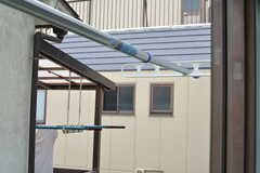 ベランダのない部屋には、窓の外に物干し竿が設置されています。（203号室）(2020-07-10,専有部,ROOM,2F)