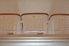 洗面台の上部には1階の入居者さんが使える収納ボックスが並んでいます。(2020-07-10,共用部,WASHSTAND,1F)