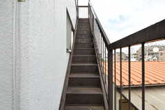 屋上へ上がる外階段の様子。303、304、305号室の共用ベランダからのみアクセスできるため、屋上も3室の入居者さん専用です。(2020-07-10,共用部,OTHER,3F)