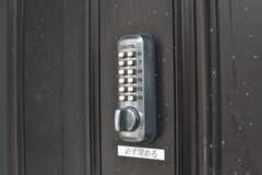 玄関の鍵はナンバー式のオートロックです。(2019-04-25,周辺環境,ENTRANCE,1F)
