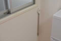 物干しフックは、使わないときには壁に掛けておけます。（102号室）(2016-06-30,専有部,ROOM,1F)
