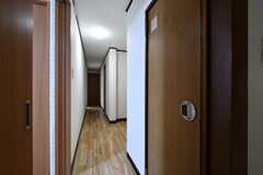 廊下の様子。右手前がバスルームです。(2022-12-01,共用部,OTHER,2F)