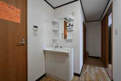 廊下に設置された洗面台。左のドアがトイレです。(2022-12-01,共用部,WASHSTAND,2F)