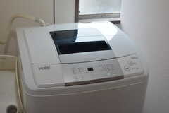 脱衣室に設置された洗濯機。(2022-12-01,共用部,LAUNDRY,2F)
