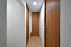 廊下の様子。正面がトイレ、両側が専有部です。(2022-12-01,共用部,OTHER,3F)