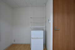 冷蔵庫とラックの様子。（302号室）(2022-12-01,専有部,ROOM,3F)