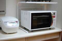 洗濯機対面の棚にはキッチン家電が置かれています。(2013-06-06,共用部,KITCHEN,1F)