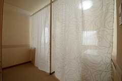 カーテンを下ろせばこんな感じ。（203号室）(2013-06-06,専有部,ROOM,2F)