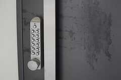 玄関ドアの鍵はナンバー式です。(2012-11-26,周辺環境,ENTRANCE,1F)