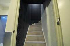 階段の様子。リビングは2Fにあります。(2012-11-26,共用部,OTHER,1F)