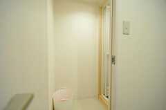 脱衣室の様子。右手に見えるのがシャワールームです。(2012-11-26,共用部,BATH,2F)