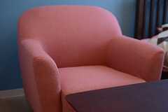 壁紙のカラーと相性の良い、ピンクのソファ。（201号室）(2012-11-26,専有部,ROOM,2F)