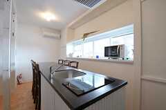 ダイニングテーブルの端に調理スペースがあります。(2012-10-01,共用部,LIVINGROOM,1F)