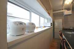キッチン家電は窓際に並んでいます。(2012-10-01,共用部,KITCHEN,1F)