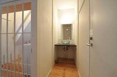 洗面台は廊下突き当たりにあります。(2012-10-01,共用部,OTHER,1F)