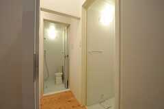 手前がシャワールーム、奥がバスルームです。脱衣室は兼用です。(2012-10-01,共用部,BATH,1F)