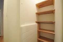 脱衣室には各部屋ごとに使用できる棚が設置されています。(2012-10-01,共用部,BATH,1F)