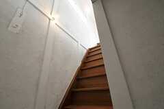 階段を見上げるとこんな感じ。(2012-10-01,専有部,ROOM,1F)