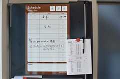 冷蔵庫に貼られたスケジュール表。連絡事項もここでやりとりをしています。(2013-07-09,共用部,KITCHEN,1F)
