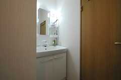 ドアの裏側に洗面台が設置されています。(2013-07-09,共用部,BATH,1F)