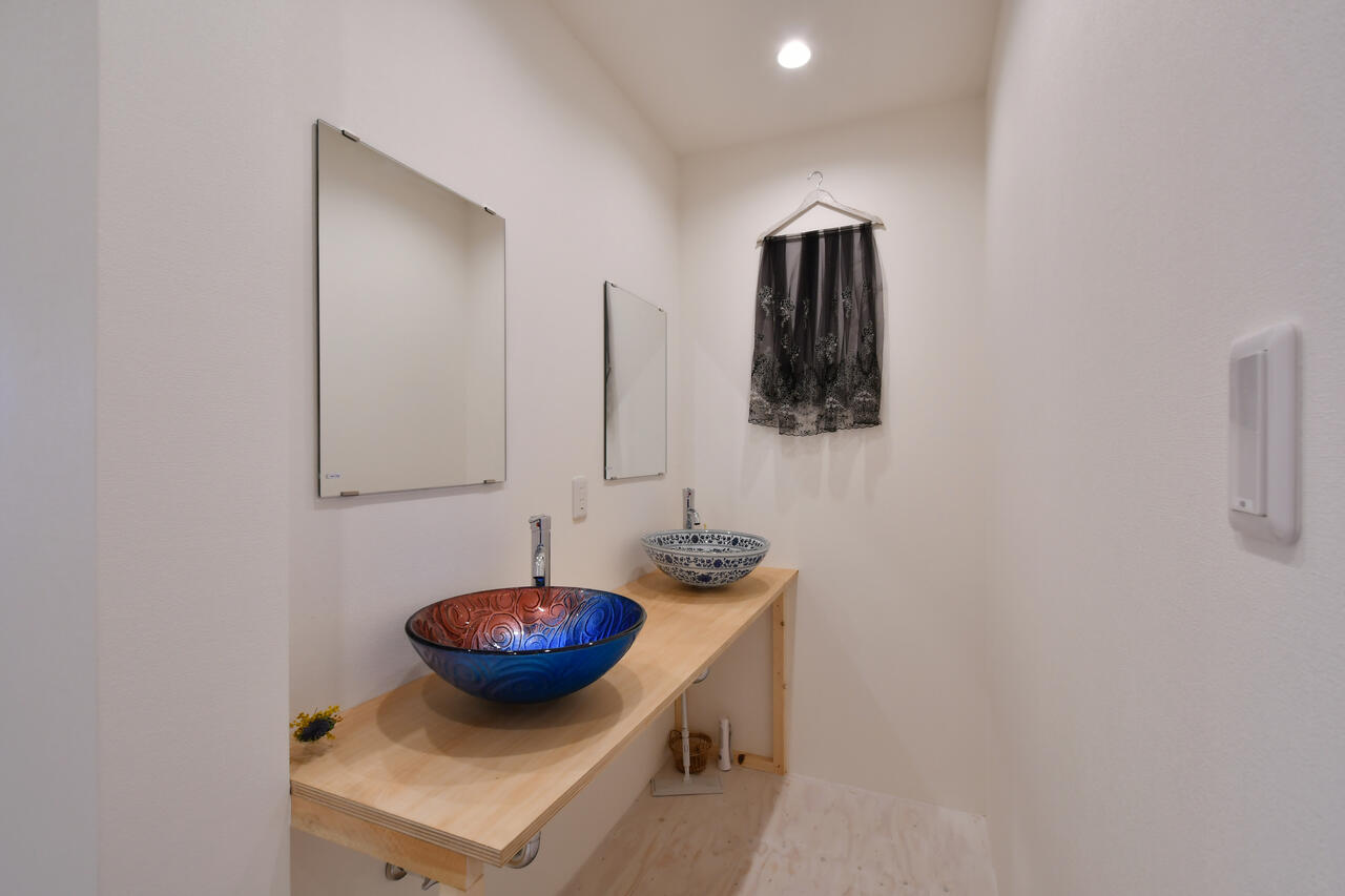 廊下に設置された洗面台の様子。洗面ボウルはそれぞれ異なるデザインのものが置かれています。|1F 洗面台