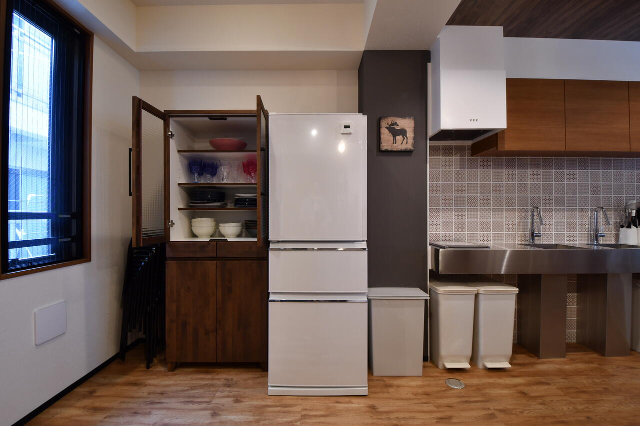 左手から食器収納棚、冷蔵庫、キッチンです。|3F キッチン