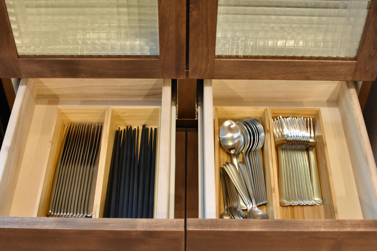 食器収納棚には共用のカトラリーが収納されています。|3F キッチン