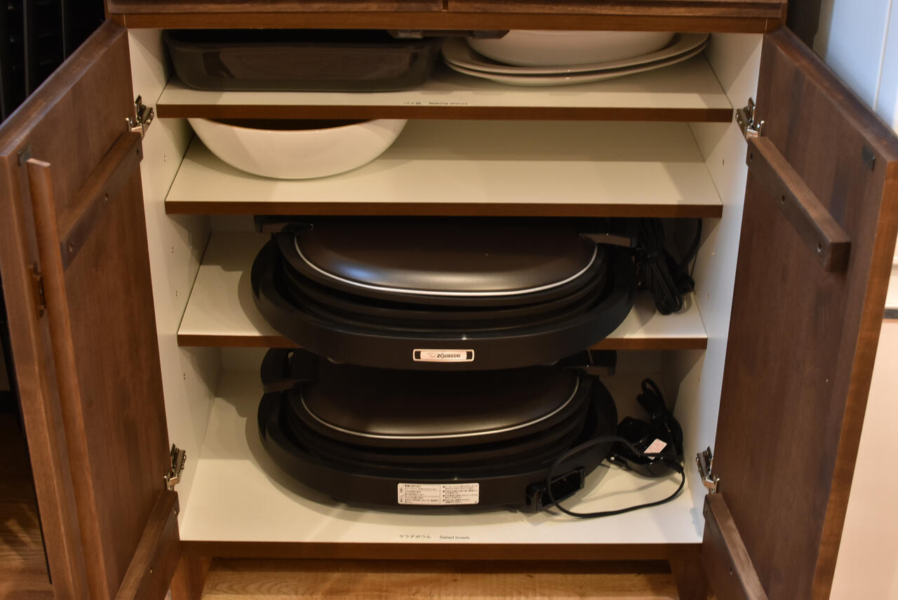 食器収納棚の下には共用のホットプレートが収納されています。|3F キッチン