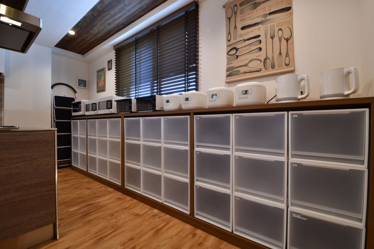 専有部ごとの収納棚の様子。収納棚の上にはキッチン家電が並んでいます。|3F キッチン
