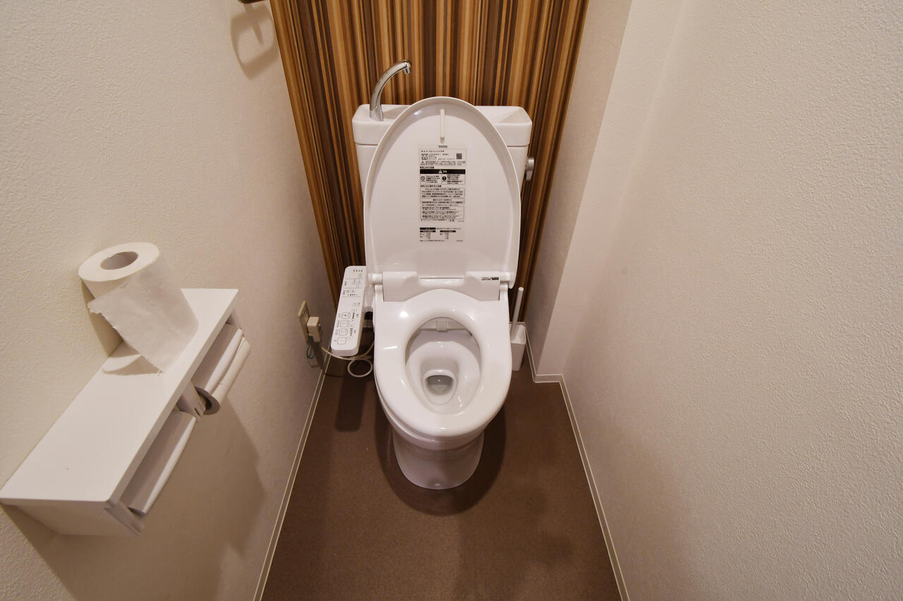ウォシュレット付きトイレの様子。トイレは全フロア設置されています。|3F トイレ