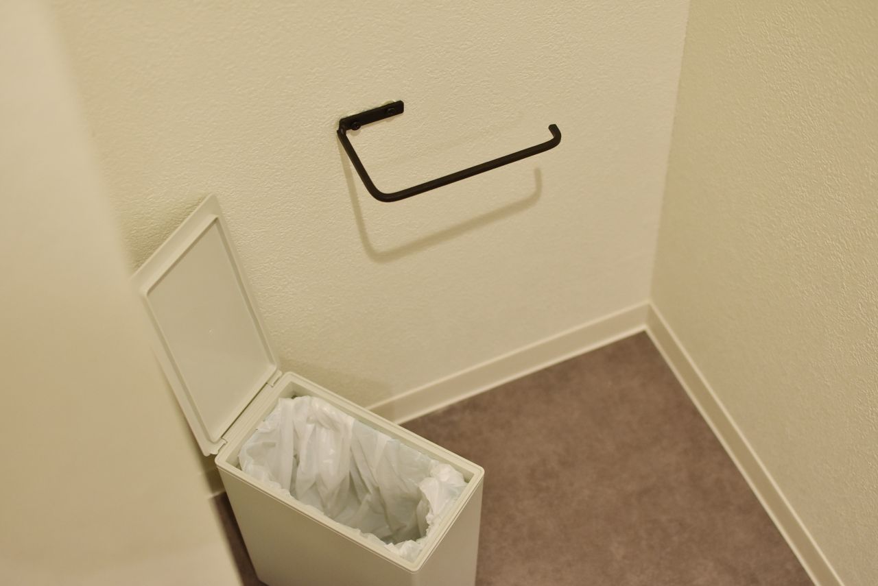 脱衣室には、ペーパーホルダーとゴミ箱が設置されています。バスルームの髪の毛を処理するのに使用するとのこと。|2F 浴室