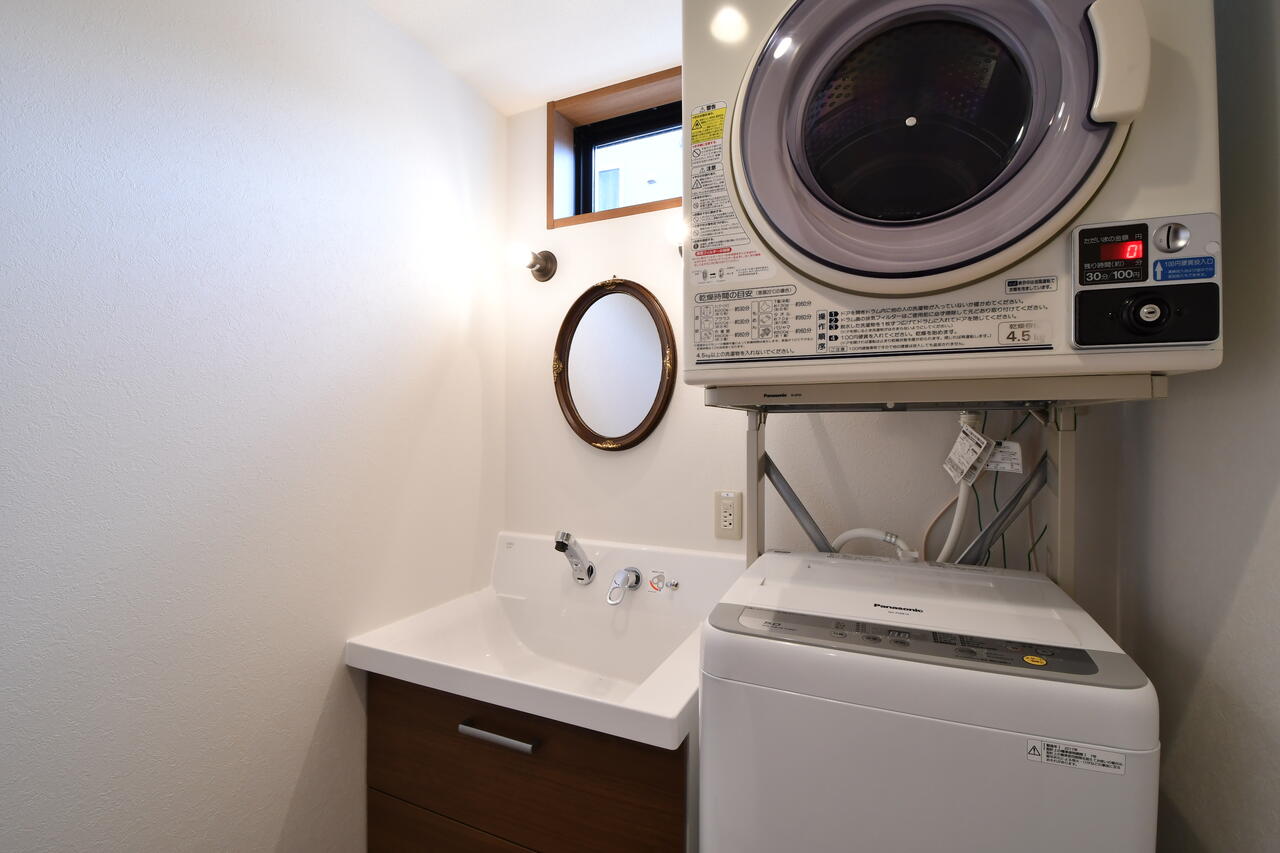 ランドリールームの様子。左手から洗面台、洗濯機、乾燥機が設置されています。|1F 洗面台