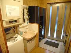 洗面台と洗濯機の様子。(2007-12-12,共用部,LAUNDRY,1F)