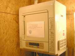 乾燥機と張り紙の様子。(2007-12-12,共用部,LAUNDRY,1F)