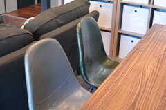椅子はヴィンテージ風のデザイン。(2021-02-18,共用部,LIVINGROOM,1F)