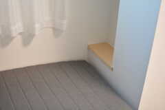 ベッドサイドには小物を置ける小さな台が。（204号室）(2021-02-18,専有部,ROOM,2F)