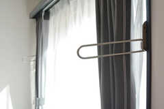 窓際には竿を掛けられる物干し金具が取り付けられています。（302号室）(2021-02-18,専有部,ROOM,3F)