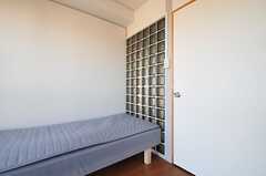 壁の一部にはガラスブロック。カーテンを掛けられるようにする予定なのだそう。（903号室）(2013-03-11,専有部,ROOM,9F)