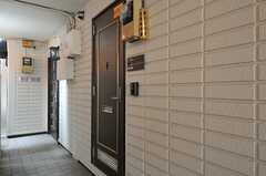 ドミトリーへは外廊下を通ってアクセスします（100号室）。(2013-07-25,共用部,OTHER,1F)