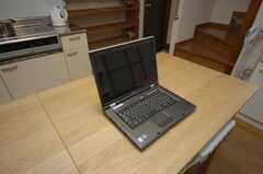 共用PCの様子。注目は電源をテーブル脇から取れるようになっている事。(2008-06-04,共用部,PC,1F)