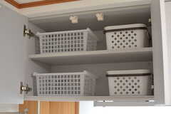 棚には専有部ごとに使える収納ボックスが用意されています。(2020-09-30,共用部,KITCHEN,2F)