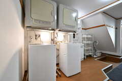 廊下に設置された洗濯機と乾燥機。(2020-09-30,共用部,LAUNDRY,1F)