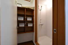 脱衣室とシャワー室の様子。棚には2階の入居者さん用の収納カゴが用意されています。(2020-09-30,共用部,BATH,1F)