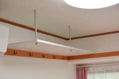 天井近くには吊り棚が設置されています。（202号室）(2020-09-30,専有部,ROOM,2F)