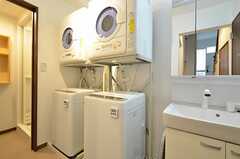 洗濯機と乾燥機が2台並んでいます。奥がシャワールームです。(2015-11-12,共用部,LAUNDRY,1F)