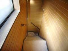 階段の様子。（2階から1階）(2008-01-08,共用部,OTHER,2F)