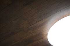 天井は木目調の味わいあるデザイン。(2013-07-31,共用部,LIVINGROOM,1F)