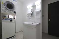 廊下には、洗面台と有料の洗濯機＆乾燥機が設置されています。(2013-07-31,共用部,OTHER,1F)