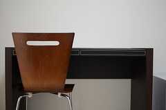 備え付けのデスクと椅子。（103号室）(2013-07-31,専有部,ROOM,1F)